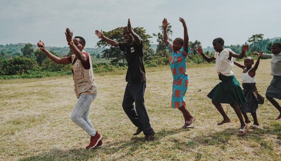 Mali during TeamUp in Uganda -dancing in line - War Child_190915