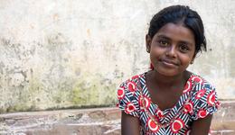 Sri Lankan girl_portret in front of a wall_War Child in Sri Lanka_200223