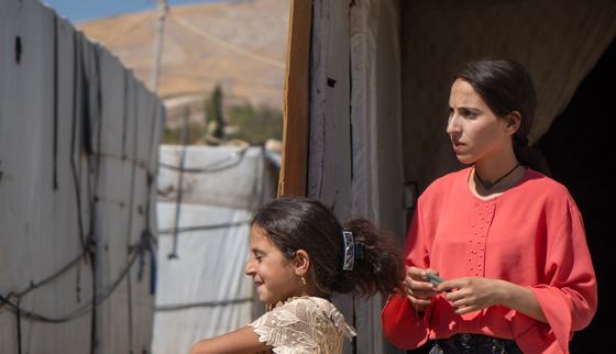 Syrische Aisha met haar zusje voor hun tent in Lebanon, gevlucht voor de oorlog in Syrie_War Child_201006
