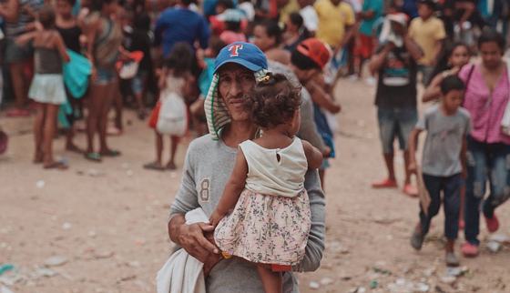 Venezolaanse vluchtelingen, man met dochter op zn arm, grens Colombia_War Child Colombia_190821